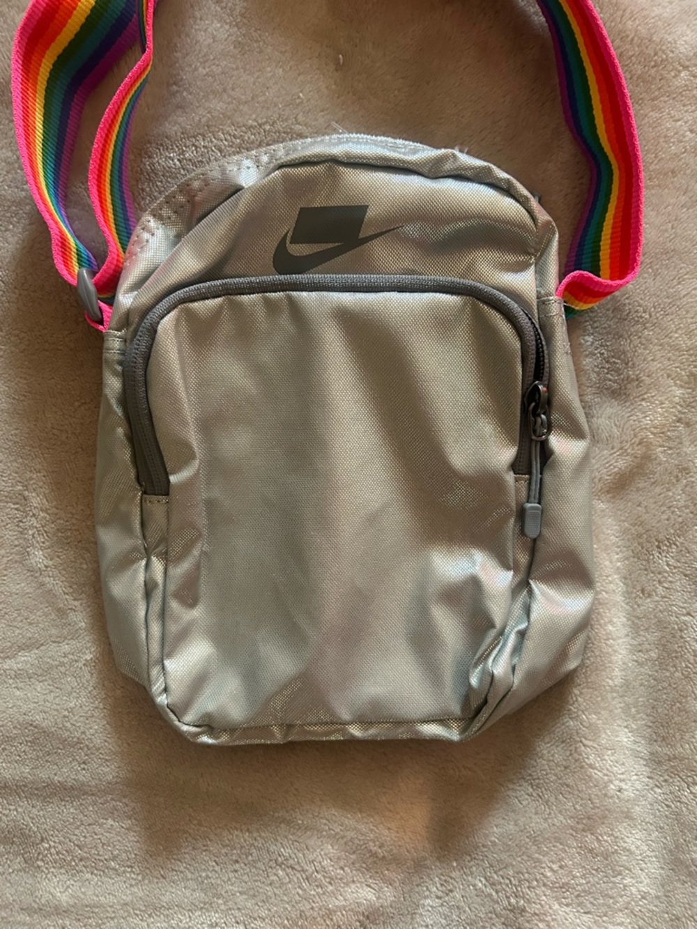 Nike Heritage BETRUE Crossbody Bag Silver Rainbow 🌈 PRIDE LGBTQ NWOT - Picture 4 of 12